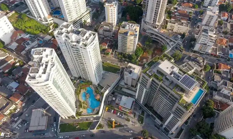 Condomínio e edifícios vistos de cima
